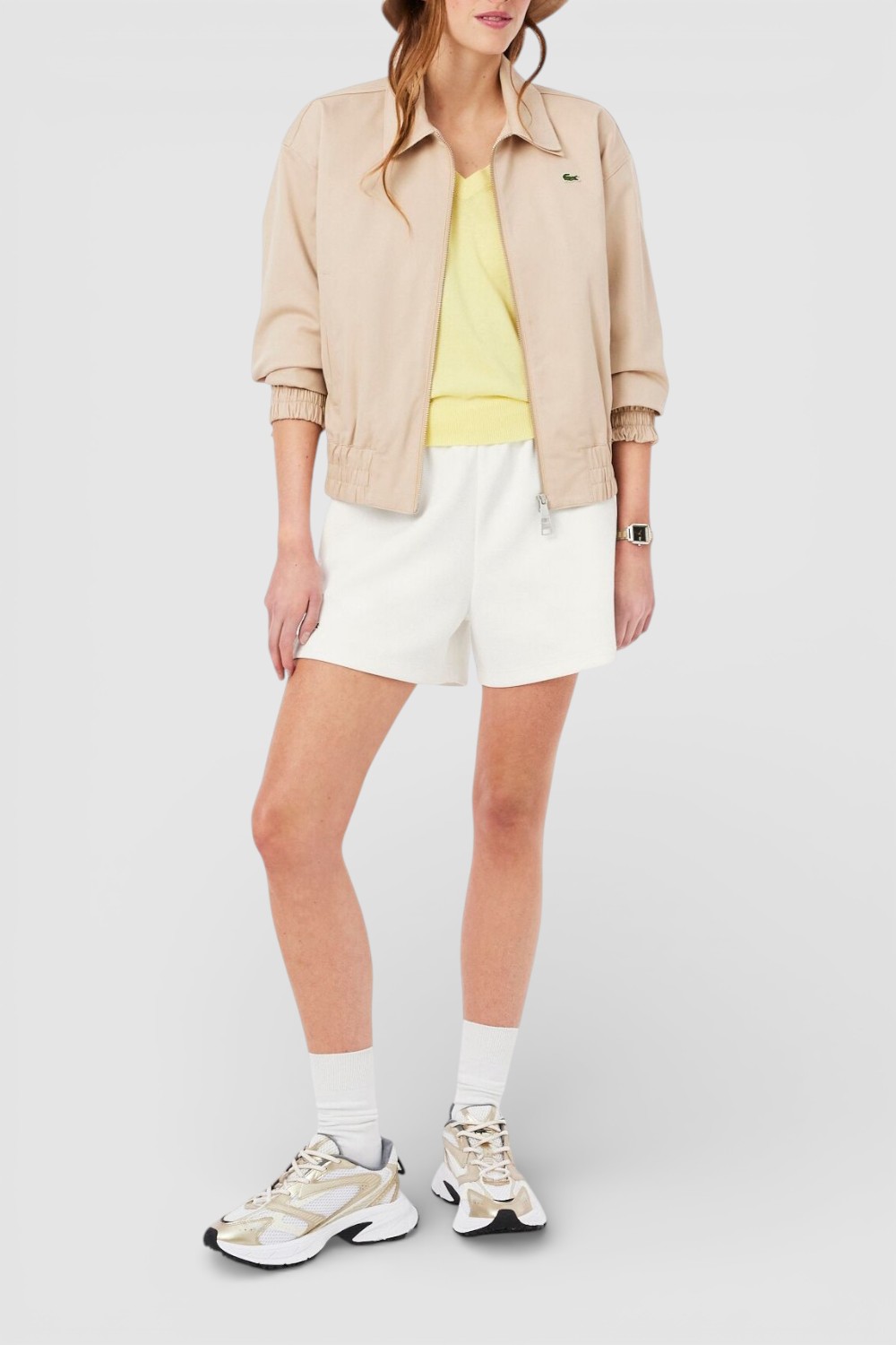 תמונת כל הלוק של מכנסי ג'וגר קצרים